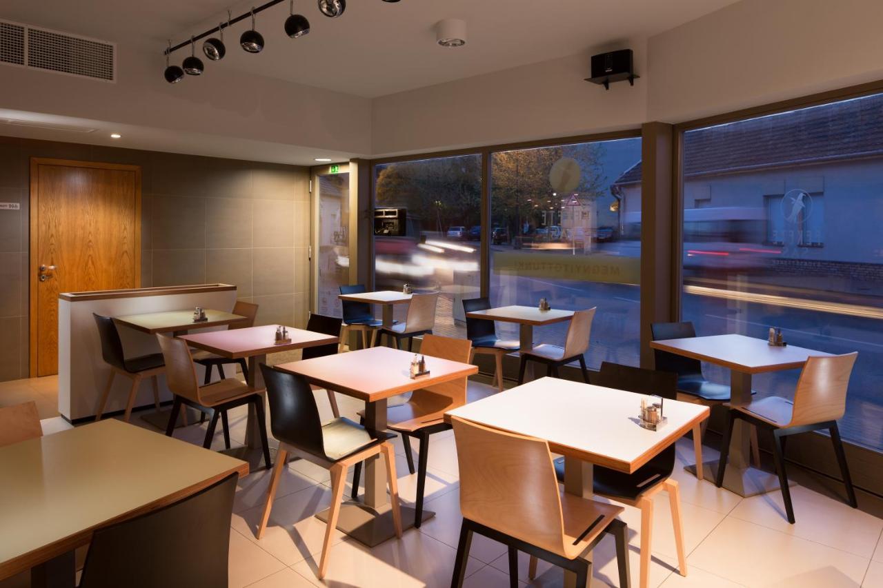 Fekete Sas Motel เอสแตร์กอม ภายนอก รูปภาพ