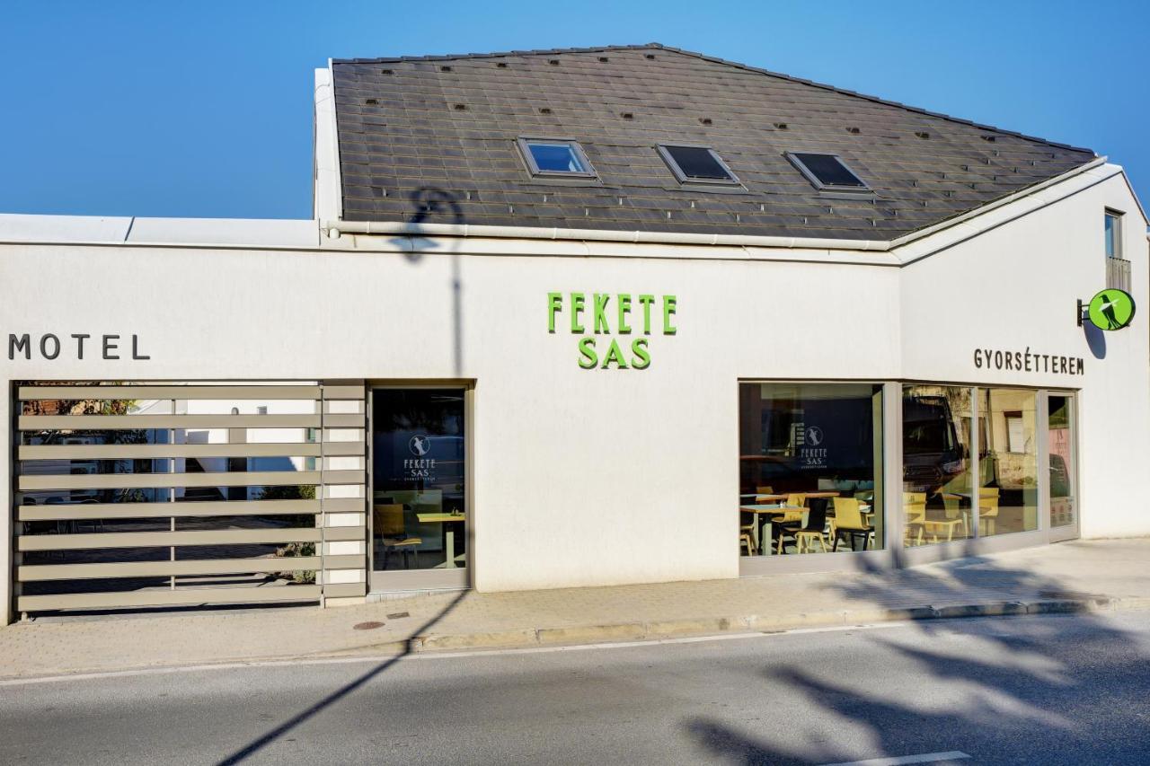Fekete Sas Motel เอสแตร์กอม ภายนอก รูปภาพ